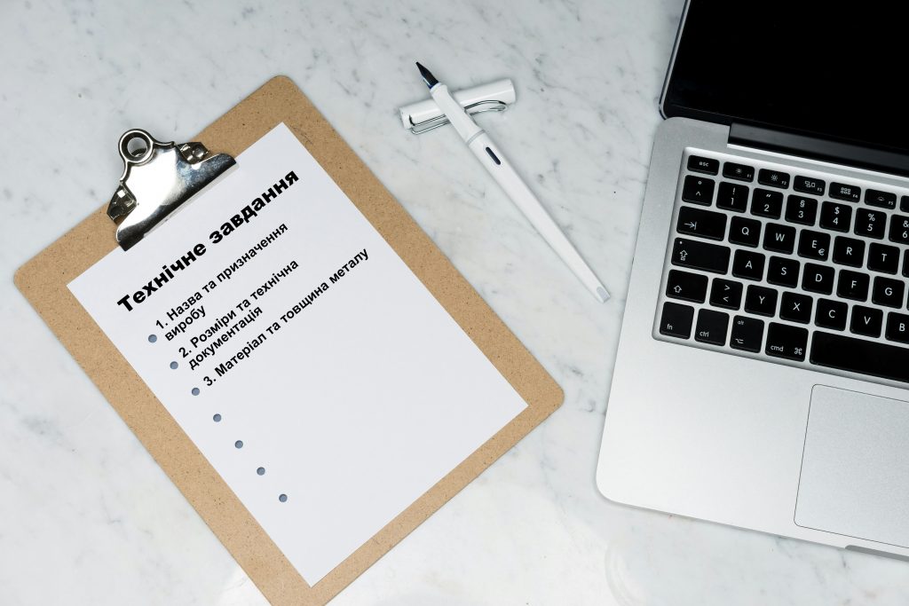 зображення робочого столу, ноутбука і планшетки з технічним завданням